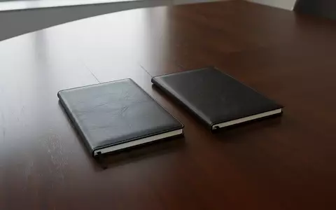 Zwei nebeneinander liegende, leere Notizbücher auf einem modernen Konferenztisch, die die rechtliche Trennung zwischen Gesellschafter und Gesellschaft symbolisieren. - Foto: über boerse-global.de