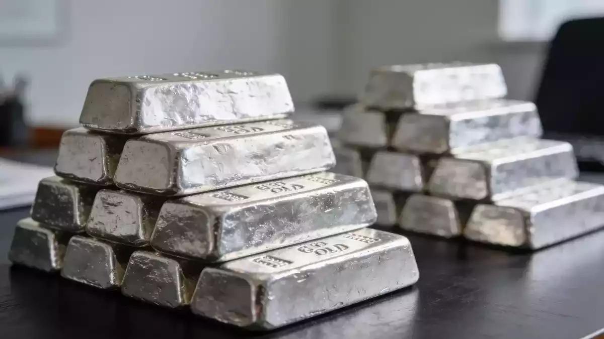 Silver Holds Near $63 as Fed Rate Decision Looms