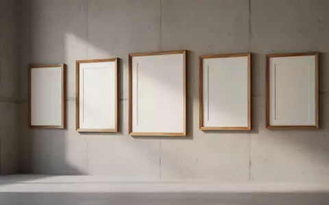 Leere, hochwertige Bilderrahmen an einer schlichten Betonwand in einem minimalistischen Raum bei natürlichem Tageslicht. - Foto: über boerse-global.de