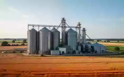 Industrielle Getreidesilos in einer landwirtschaftlichen Landschaft in Sachsen-Anhalt. - Foto: über boerse-global.de