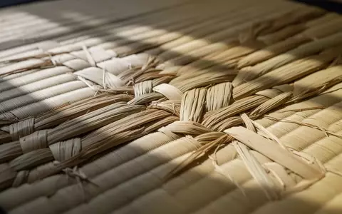 Nahaufnahme der feinen, gewebten Textur einer natürlichen Tatami-Matte aus Binsengras bei sanftem Tageslicht. - Foto: über boerse-global.de