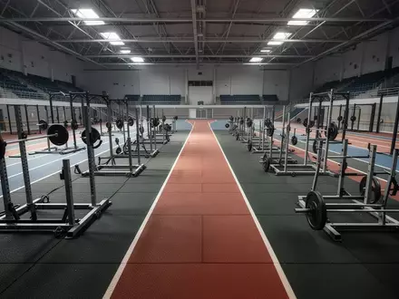 Leere, professionelle Sportarena mit Gummiboden und Trainingsgeräten in einer Wettkampfhalle. - Foto: über boerse-global.de
