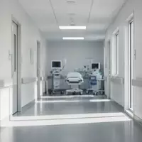 Ein heller, moderner Krankenhausflur mit natürlichem Lichteinfall und minimalistischer Architektur. - Foto: über boerse-global.de