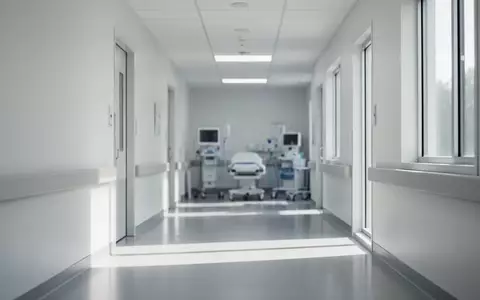 Ein heller, moderner Krankenhausflur mit natürlichem Lichteinfall und minimalistischer Architektur. - Foto: über boerse-global.de