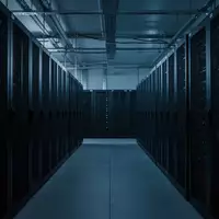 Leere, modern gestaltete Serverräume mit dunklen Serverschränken in einer kühlen, blau beleuchteten Umgebung. - Foto: über boerse-global.de