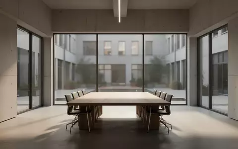 Ein minimalistischer, leerer Konferenzraum in einem modernen Bürogebäude mit großen Fenstern und natürlichem Lichteinfall. - Foto: über boerse-global.de
