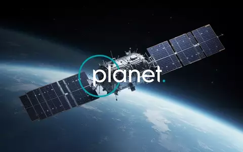 Ein hochmoderner Satellit im Orbit über der Erdkugel vor einem dunklen Weltraumhintergrund. - Foto: über boerse-global.de