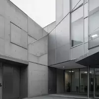 Ein modernes Bürogebäude mit schlichter Architektur an einem bewölkten Tag. - Foto: über boerse-global.de