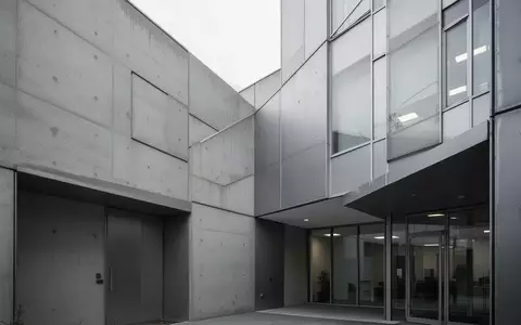 Ein modernes Bürogebäude mit schlichter Architektur an einem bewölkten Tag. - Foto: über boerse-global.de