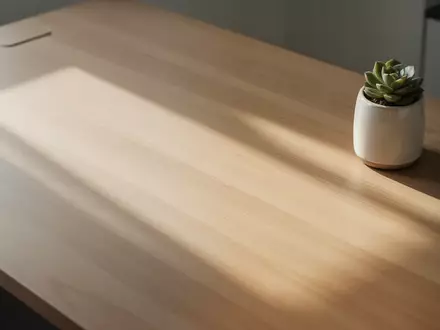 Ein minimalistisch gestalteter, leerer Schreibtisch aus Holz in hellem Tageslicht. - Foto: über boerse-global.de