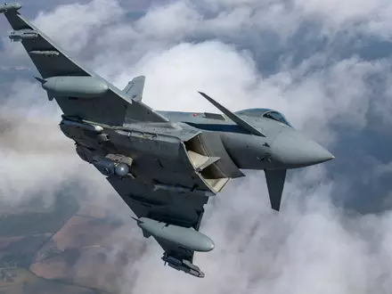 Kampfjets der Nato holen über Litauen eine Drohne vom Himmel. (Archivbild) - Foto: Mindaugas Kulbis/AP/dpa