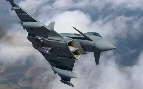 Kampfjets der Nato holen über Litauen eine Drohne vom Himmel. (Archivbild) - Foto: Mindaugas Kulbis/AP/dpa