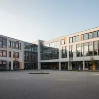 Die Außenansicht eines modernen Schulgebäudes bei Tageslicht. - Foto: über boerse-global.de
