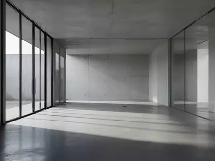 Ein minimalistischer, leerer Raum mit klaren Linien und natürlichem Lichteinfall auf einem polierten Betonboden. - Foto: über boerse-global.de