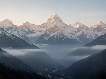 Eine weite, friedliche Berglandschaft im Himalaya bei Sonnenaufgang mit schneebedeckten Gipfeln und nebelverhangenen Tälern. - Foto: über boerse-global.de