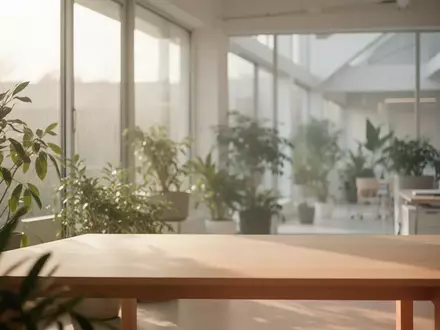 Ein heller, moderner Arbeitsbereich mit viel Tageslicht und Zimmerpflanzen in einer minimalistischen Büroumgebung. - Foto: über boerse-global.de