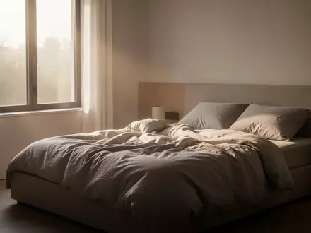 Ein modern eingerichtetes Schlafzimmer in sanftem Morgenlicht, das eine ruhige und erholsame Atmosphäre vermittelt. - Foto: über boerse-global.de