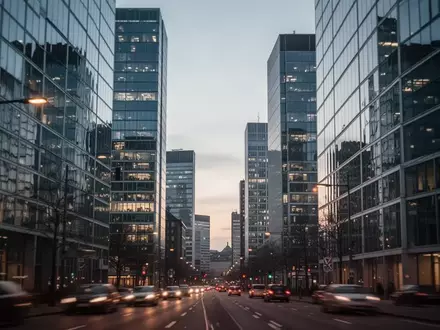 Moderne Bürogebäude im Frankfurter Bankenviertel in der Abenddämmerung. - Foto: über boerse-global.de
