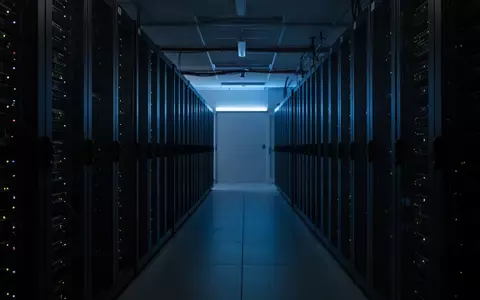 Dunkler Serverraum mit unbeleuchteten Server-Racks in einem industriellen Rechenzentrum. - Foto: über boerse-global.de