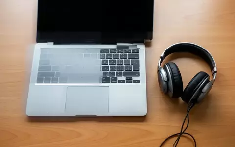 Symbolic image: laptop and headphones on a desk - Foto: über boerse-global.de