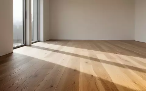 Ein minimalistischer, heller Holzboden in einem sonnendurchfluteten Raum mit weichen Schattenwürfen. - Foto: über boerse-global.de