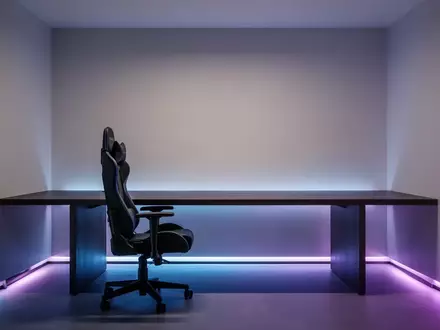 Ein minimalistisch gestalteter Gaming-Raum mit einem leeren Schreibtisch und dezenter, atmosphärischer Beleuchtung. - Foto: über boerse-global.de