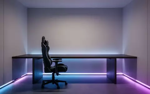 Ein minimalistisch gestalteter Gaming-Raum mit einem leeren Schreibtisch und dezenter, atmosphärischer Beleuchtung. - Foto: über boerse-global.de