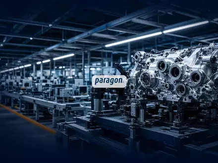 Abstrakte Darstellung einer modernen industriellen Fertigungshalle für Automobilkomponenten in blauem Licht. - Foto: über boerse-global.de