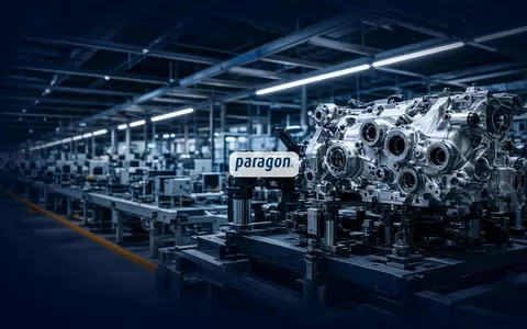 Abstrakte Darstellung einer modernen industriellen Fertigungshalle fĂĽr Automobilkomponenten in blauem Licht. - Foto: ĂĽber boerse-global.de