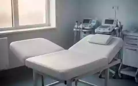 Ein heller, steriler Behandlungsraum in einer Klinik mit einer leeren Untersuchungsliege in sanftem Tageslicht. - Foto: über boerse-global.de