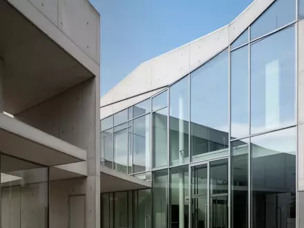 Moderne Fassade eines deutschen Verwaltungsgebäudes bei Tageslicht. - Foto: über boerse-global.de