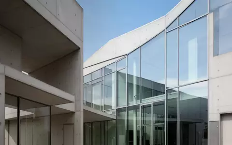 Moderne Fassade eines deutschen Verwaltungsgebäudes bei Tageslicht. - Foto: über boerse-global.de