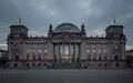 Das Reichstagsgebäude in Berlin in der Abenddämmerung mit Fokus auf die Architektur und die Glaskuppel. - Foto: über boerse-global.de