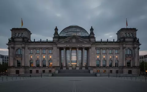 Das Reichstagsgebäude in Berlin in der Abenddämmerung mit Fokus auf die Architektur und die Glaskuppel. - Foto: über boerse-global.de