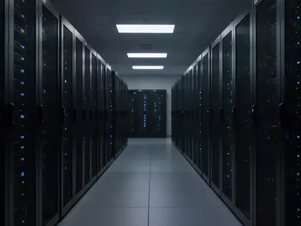 Dunkles, modernes Rechenzentrum mit Server-Schränken und blauen Statusleuchten. - Foto: über boerse-global.de