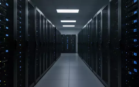 Dunkles, modernes Rechenzentrum mit Server-Schränken und blauen Statusleuchten. - Foto: über boerse-global.de