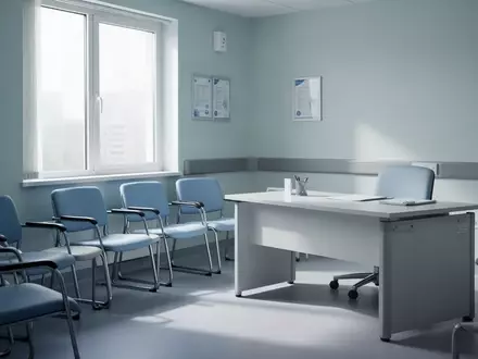 Ein leeres, klinisch wirkendes Sprechzimmer in einem Krankenhaus mit Tageslichteinfall. - Foto: über boerse-global.de