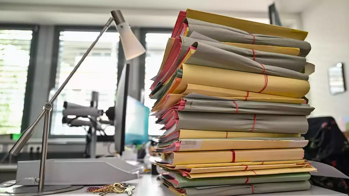 Erstmals blieben nach Angaben des Deutschen Richterbundes bundesweit mehr als 1,1 Million Fälle unbearbeitet. (Symbolbild) - Bild: Patrick Pleul/dpa