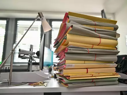 Erstmals blieben nach Angaben des Deutschen Richterbundes bundesweit mehr als 1,1 Million Fälle unbearbeitet. (Symbolbild) - Foto: Patrick Pleul/dpa