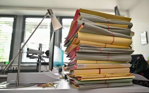Erstmals blieben nach Angaben des Deutschen Richterbundes bundesweit mehr als 1,1 Million Fälle unbearbeitet. (Symbolbild) - Foto: Patrick Pleul/dpa