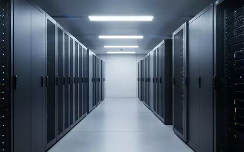 Ein minimalistischer, moderner Serverraum mit diskreter Beleuchtung und aufgereihten, matten Serverschränken. - Foto: über boerse-global.de