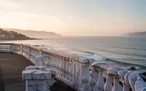 Die Promenade von La Concha in Donostia bei Sonnenaufgang mit Blick auf den Ozean. - Foto: über boerse-global.de