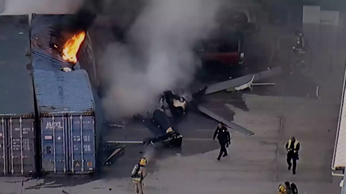 In Los Angeles ist ein Hubschrauber abgestürzt und in Flammen aufgegangen. - Bild: Uncredited/KABC-TV/AP/dpa