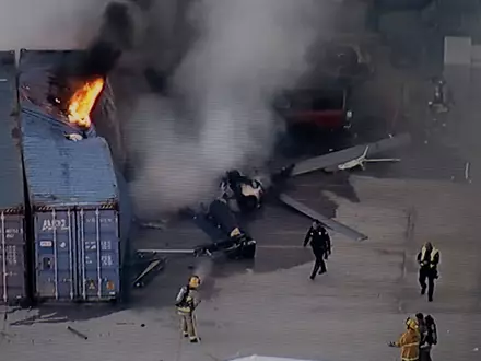 In Los Angeles ist ein Hubschrauber abgestürzt und in Flammen aufgegangen. - Foto: Uncredited/KABC-TV/AP/dpa