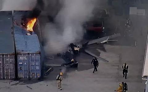 In Los Angeles ist ein Hubschrauber abgestürzt und in Flammen aufgegangen. - Foto: Uncredited/KABC-TV/AP/dpa