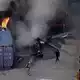 In Los Angeles ist ein Hubschrauber abgestürzt und in Flammen aufgegangen. - Bild: Uncredited/KABC-TV/AP/dpa