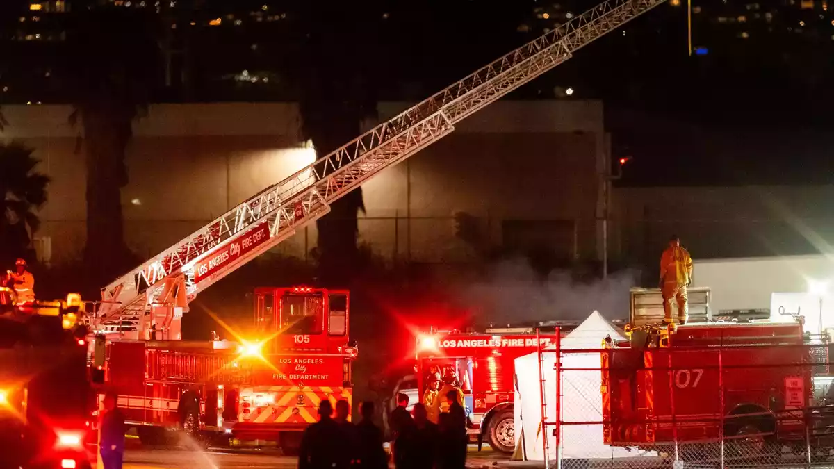 Mehr als 50 Feuerwehrkräfte löschten den Brand. - Bild: Ethan Swope/AP/dpa