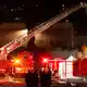 Mehr als 50 Feuerwehrkräfte löschten den Brand. - Bild: Ethan Swope/AP/dpa