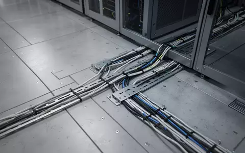 Saubere und strukturierte Kabelkanäle in einem industriellen Rechenzentrum, die Ordnung und effiziente Infrastruktur symbolisieren. - Foto: über boerse-global.de