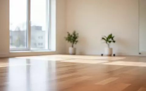 Ein minimalistischer, heller Wellness-Raum mit natürlichem Tageslicht und einer kleinen Zimmerpflanze. - Foto: über boerse-global.de